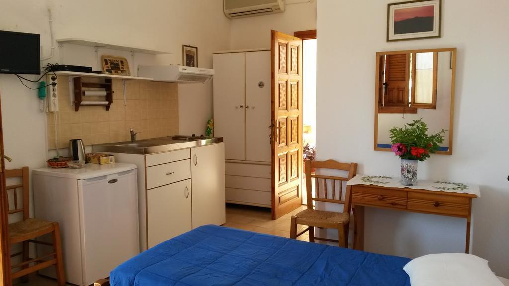 Yvonni Studios Скала Номер фото